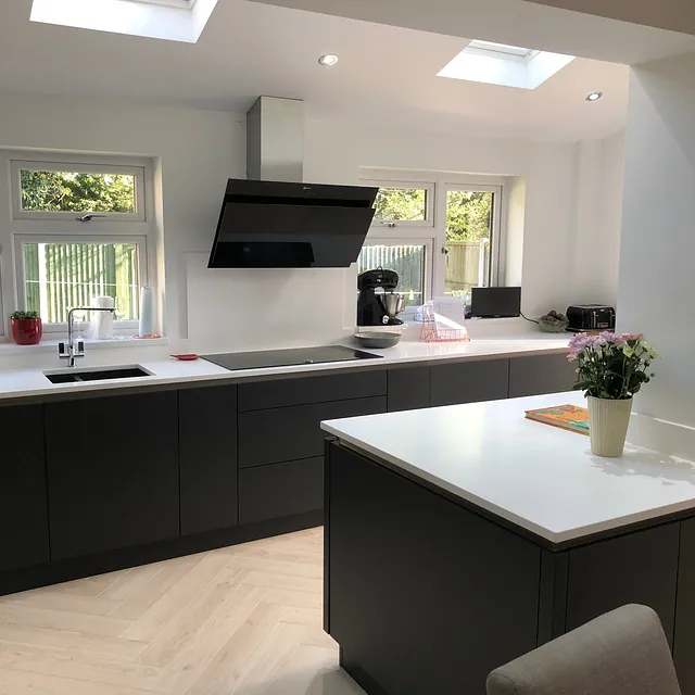 hnaldess kitchen with island