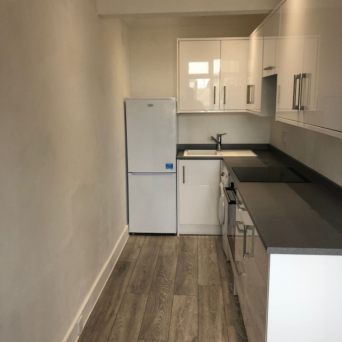 white gloss handle kitchen