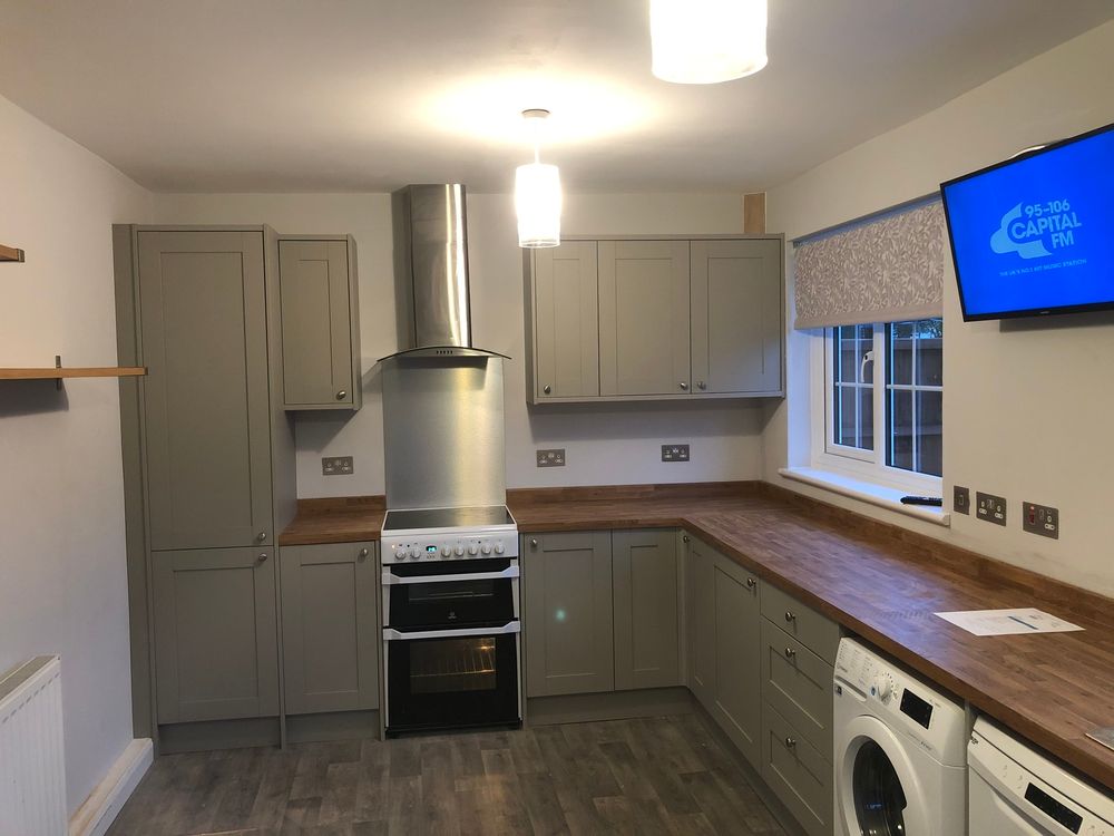 GREY Shaker kitchen Oak top